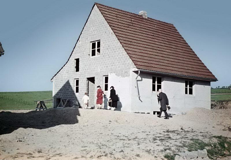 Einzug-in-ein-typisches-Siedlerhaus-Ende-der-1930er-Jahre